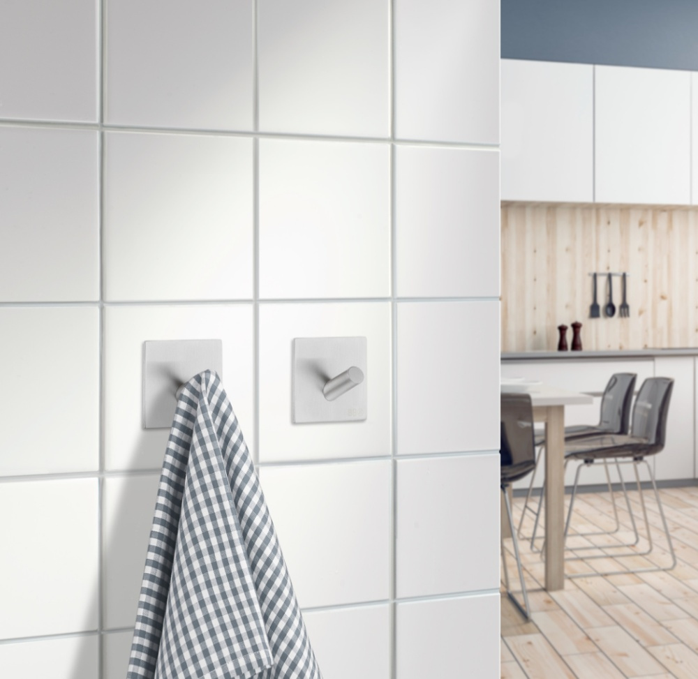 Krok, Självhäftande, Fyrkantig, BESLAGSBODEN, 4,5 x H 4,5 cm, Borstat rostfritt stål i gruppen Förvaring / Magneter och självhäftande / Självhäftande krokar hos SmartaSaker.se (41534)