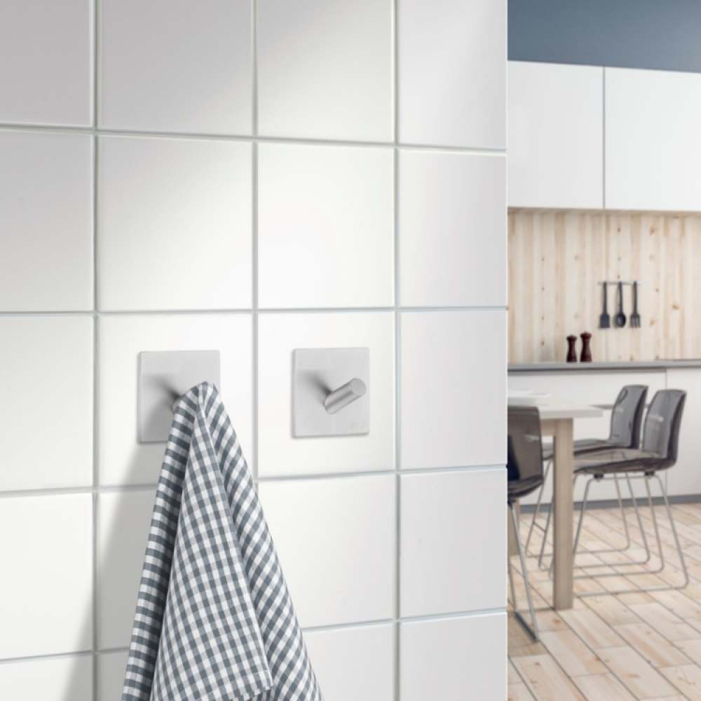 Krok, Självhäftande, Fyrkantig, BESLAGSBODEN, 4,5 x H 4,5 cm, Borstat rostfritt stål i gruppen Förvaring / Magneter och självhäftande / Självhäftande krokar hos SmartaSaker.se (41534)