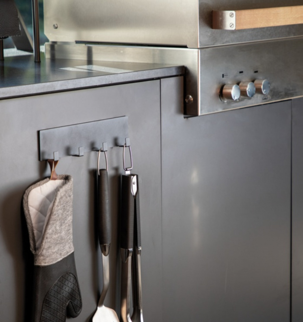 Kroklist, 4 krokar, Magnetisk / Självhäftande, BLACK HOOK RAIL, 30 x 2 x H 6,5, Svart i gruppen Förvaring / Magneter och självhäftande / Magnetkrokar hos SmartaSaker.se (41575)