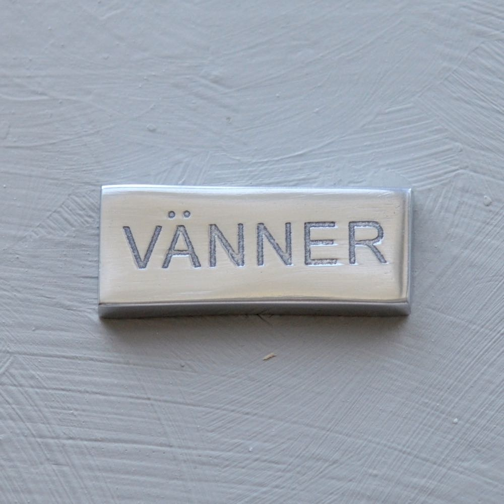 Liten skylt, VÄNNER, 5 x H 2 cm, Exmez, silver i gruppen Förvaring / Magneter och självhäftande / Skyltar och etiketter hos SmartaSaker.se (41654)