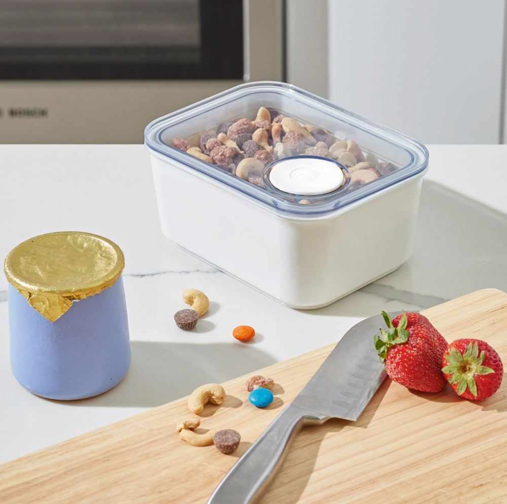 Lufttät Förvaringsburk, iD POUR LID SMALL CANISTER, 12,1 x 16,2 x H 7,6 cm, Vit / Transparent i gruppen Förvaring / Köksförvaring / Förvaringslådor och burkar hos SmartaSaker.se (41707)