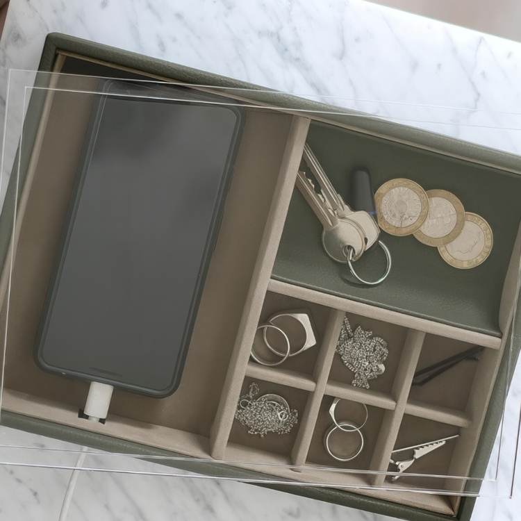 Låda för Accessoarer med displaylock, STACKERS VALET BOX, 18 x 25 x H 6 cm , Olivgrön i gruppen Förvaring / Sovrumsförvaring / Smyckesförvaring hos SmartaSaker.se (41730)