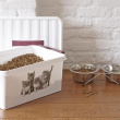 Låda för Djurfoder med handtag, 15 L, PET STORAGE MEDIUM, 40 x 30 x H 18cm, Vit / Vinröd Låda för Djurfoder med handtag, 15 L, PET STORAGE MEDIUM, 40 x 30 x H 18cm, Vit / Vinröd