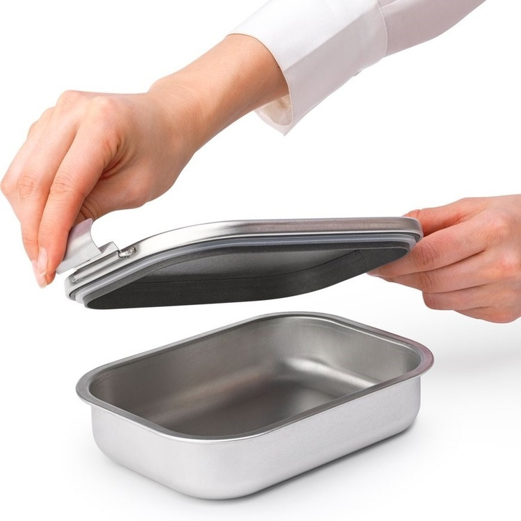 Matlåda i metall, 1,1 L, BRABANTIA MAKE & TAKE MEDIUM LUNCH BOX, 14,4 x 20,6 x H 5,8 cm, Silver i gruppen Förvaring / Köksförvaring / Matlådor / Matlådor i metall hos SmartaSaker.se (42109)