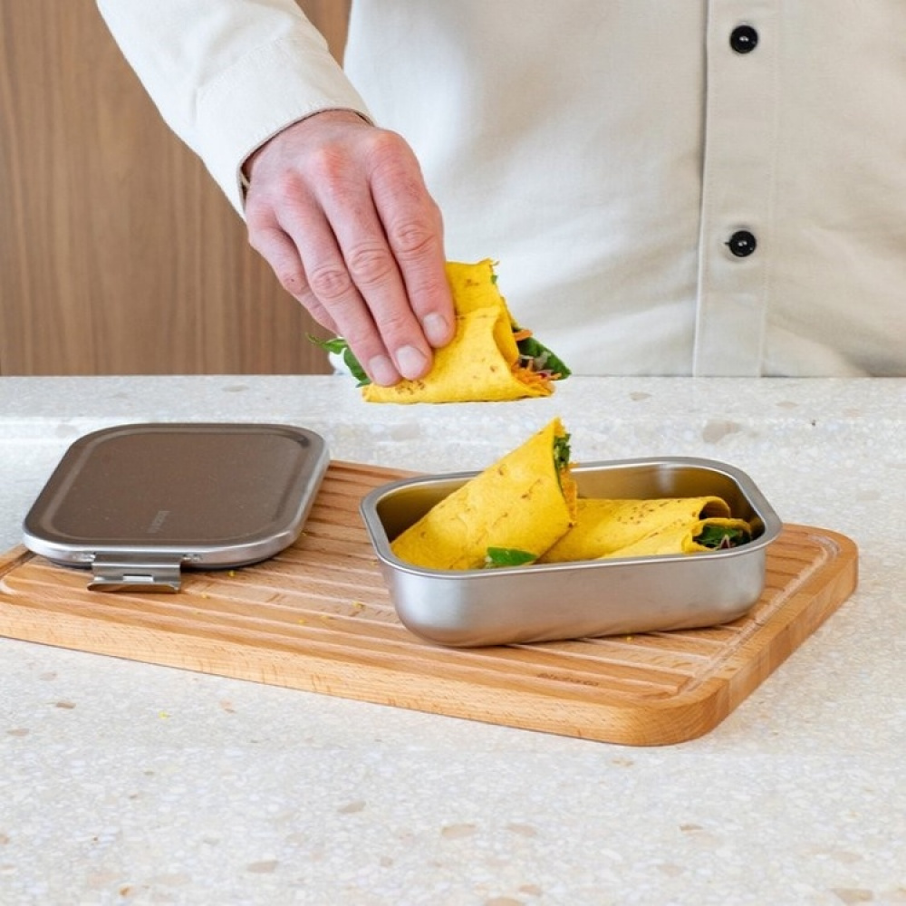 Matlåda i metall, 1,1 L, BRABANTIA MAKE & TAKE MEDIUM LUNCH BOX, 14,4 x 20,6 x H 5,8 cm, Silver i gruppen Förvaring / Köksförvaring / Matlådor / Matlådor i metall hos SmartaSaker.se (42109)