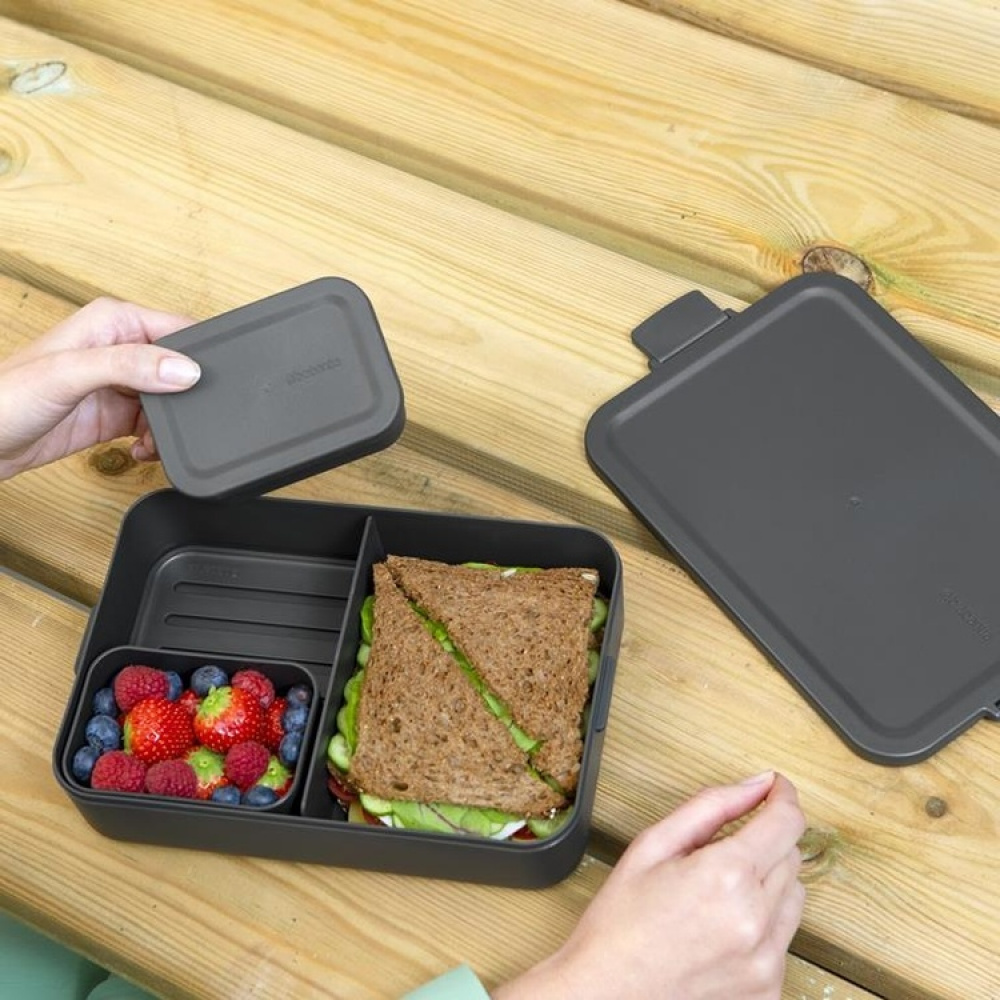 Matlåda med fack, 2 L, BRABANTIA MAKE & TAKE LARGE BENTO BOX , 25,5 x 16,7 x H 6,2 cm i gruppen Förvaring / Köksförvaring / Matlådor / SmartStore matlådor hos SmartaSaker.se (42127)
