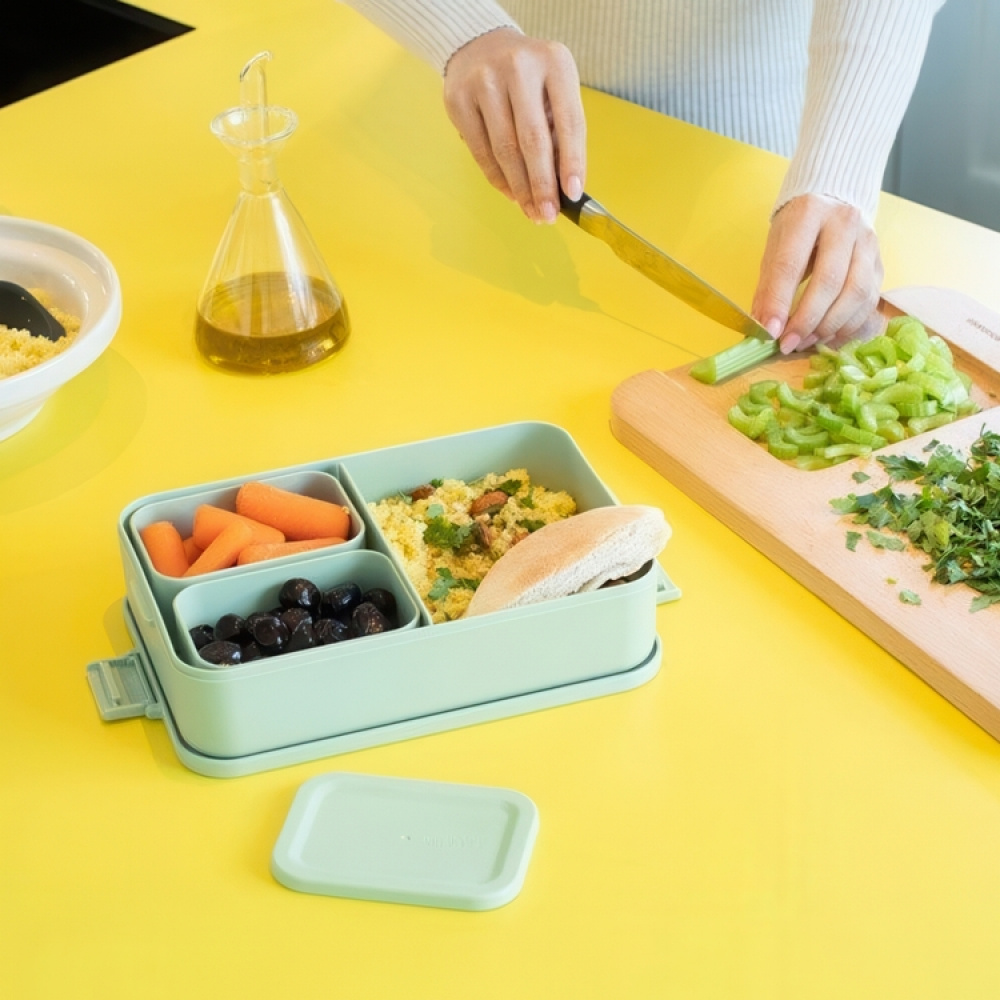 Matlåda med fack, 2 L, BRABANTIA MAKE & TAKE LARGE BENTO BOX , 25,5 x 16,7 x H 6,2 cm i gruppen Förvaring / Köksförvaring / Matlådor / SmartStore matlådor hos SmartaSaker.se (42127)