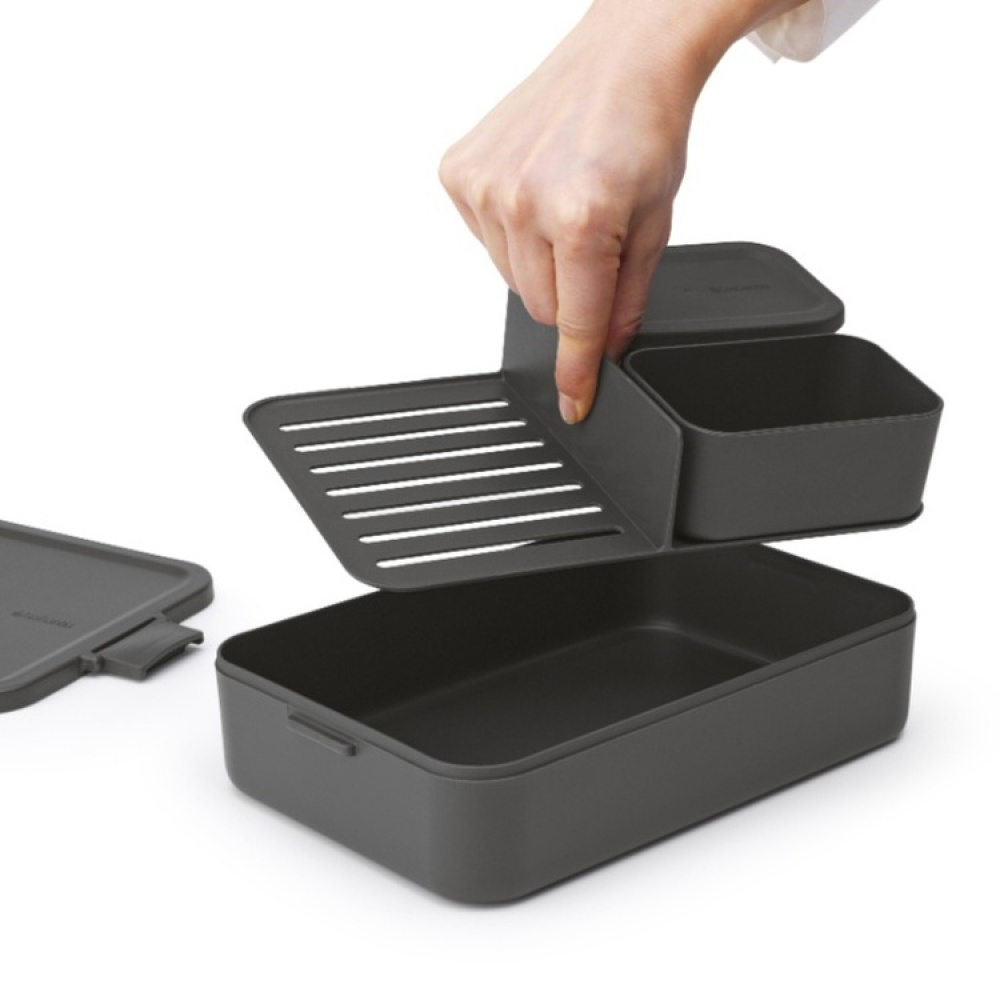 Matlåda med fack, 2 L, BRABANTIA MAKE & TAKE LARGE BENTO BOX , 25,5 x 16,7 x H 6,2 cm i gruppen Förvaring / Köksförvaring / Matlådor / SmartStore matlådor hos SmartaSaker.se (42127)