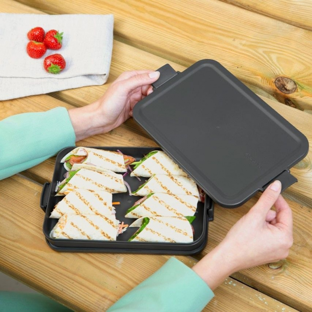 Matlåda, 1,1 L, BRABANTIA MAKE & TAKE FLAT LUNCH BOX , 25,5 x 16,7 x H 3,7 cm, Mörkgrå i gruppen Förvaring / Köksförvaring / Matlådor / Plast hos SmartaSaker.se (42151)