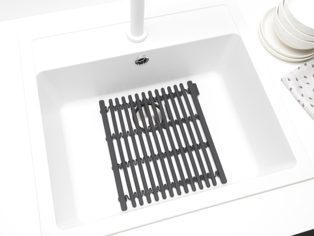 Matta för diskhon, BRABANTIA SILICONE SINK MAT, 30 x 30 - 45 cm, Mörkgrå i gruppen Förvaring / Köksförvaring / Diskställ och diskbänk hos SmartaSaker.se (42210)