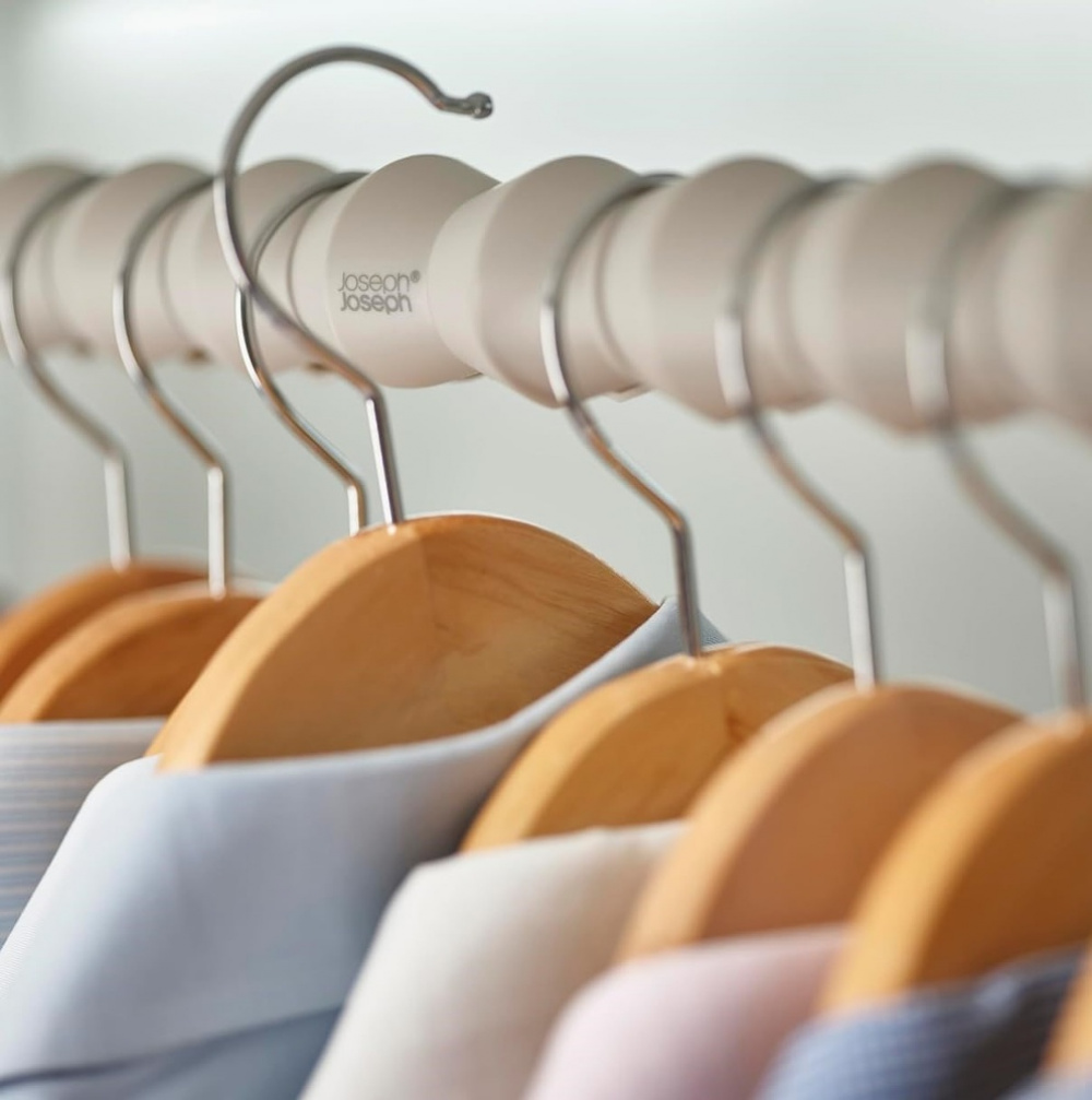 Organiserad klädstång, 2 st, ORDERLY NARROW RAIL SPACER, Joseph Joseph, Grå-Beige i gruppen Förvaring / Garderobsförvaring / Galgar och hängare hos SmartaSaker.se (42316)