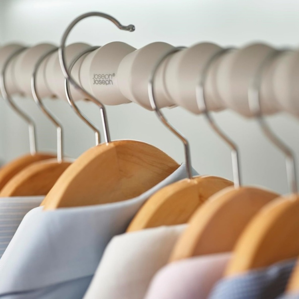 Organiserad klädstång, 2 st, ORDERLY NARROW RAIL SPACER, Joseph Joseph, Grå-Beige i gruppen Förvaring / Garderobsförvaring / Galgar och hängare hos SmartaSaker.se (42316)