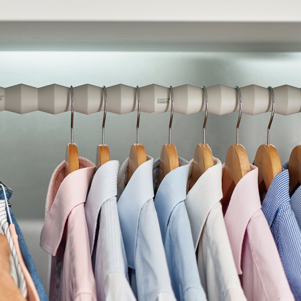 Organiserad klädstång, 2 st, ORDERLY NARROW RAIL SPACER, Joseph Joseph, Grå-Beige i gruppen Förvaring / Garderobsförvaring / Galgar och hängare hos SmartaSaker.se (42316)