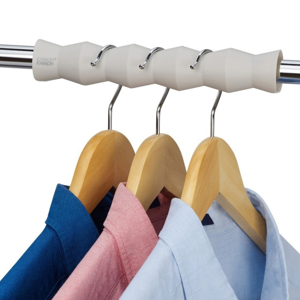 Organiserad klädstång, 2 st, ORDERLY NARROW RAIL SPACER, Joseph Joseph, Grå-Beige i gruppen Förvaring / Garderobsförvaring / Galgar och hängare hos SmartaSaker.se (42316)