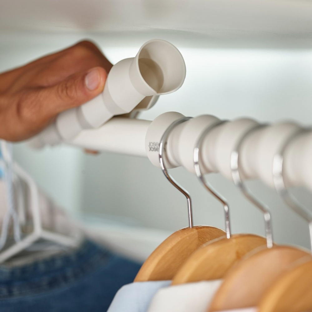Organiserad klädstång, 2 st, ORDERLY NARROW RAIL SPACER, Joseph Joseph, Grå-Beige i gruppen Förvaring / Garderobsförvaring / Galgar och hängare hos SmartaSaker.se (42316)