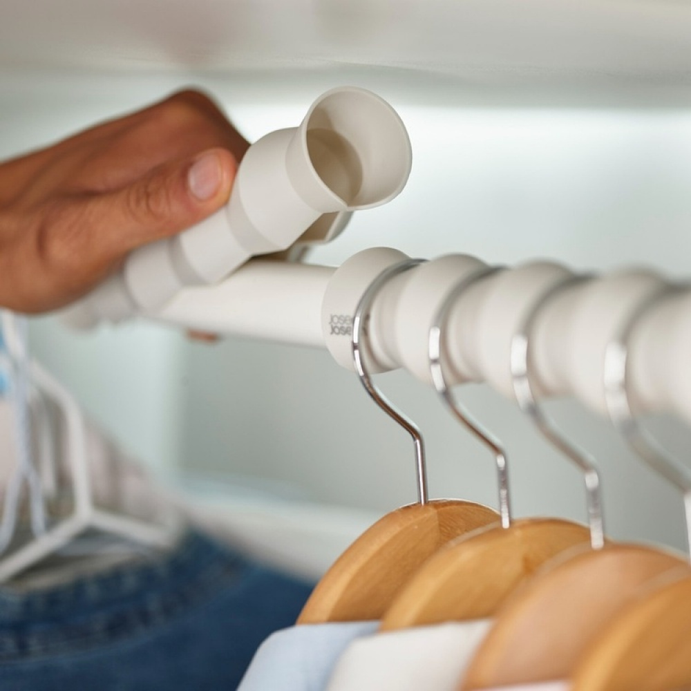 Organiserad klädstång, 2 st, ORDERLY NARROW RAIL SPACER, Joseph Joseph, Grå-Beige i gruppen Förvaring / Garderobsförvaring / Galgar och hängare hos SmartaSaker.se (42316)