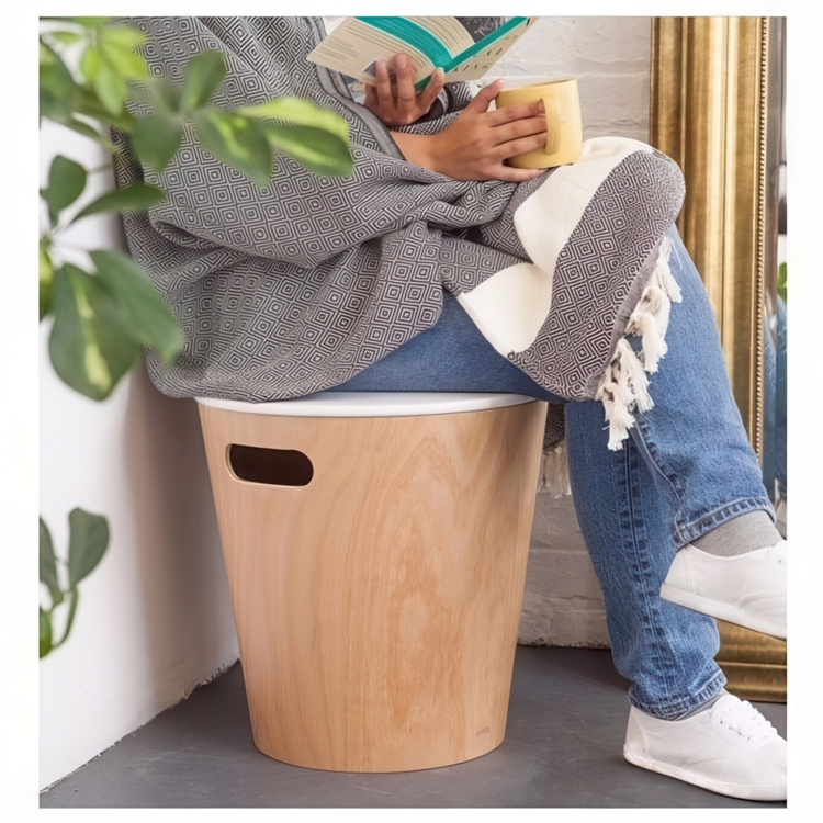 Pall / Bord med förvaring, WOODROW, Umbra, Ø 40 x ca H 42 cm i gruppen Förvaring / Hallförvaring hos SmartaSaker.se (42328)