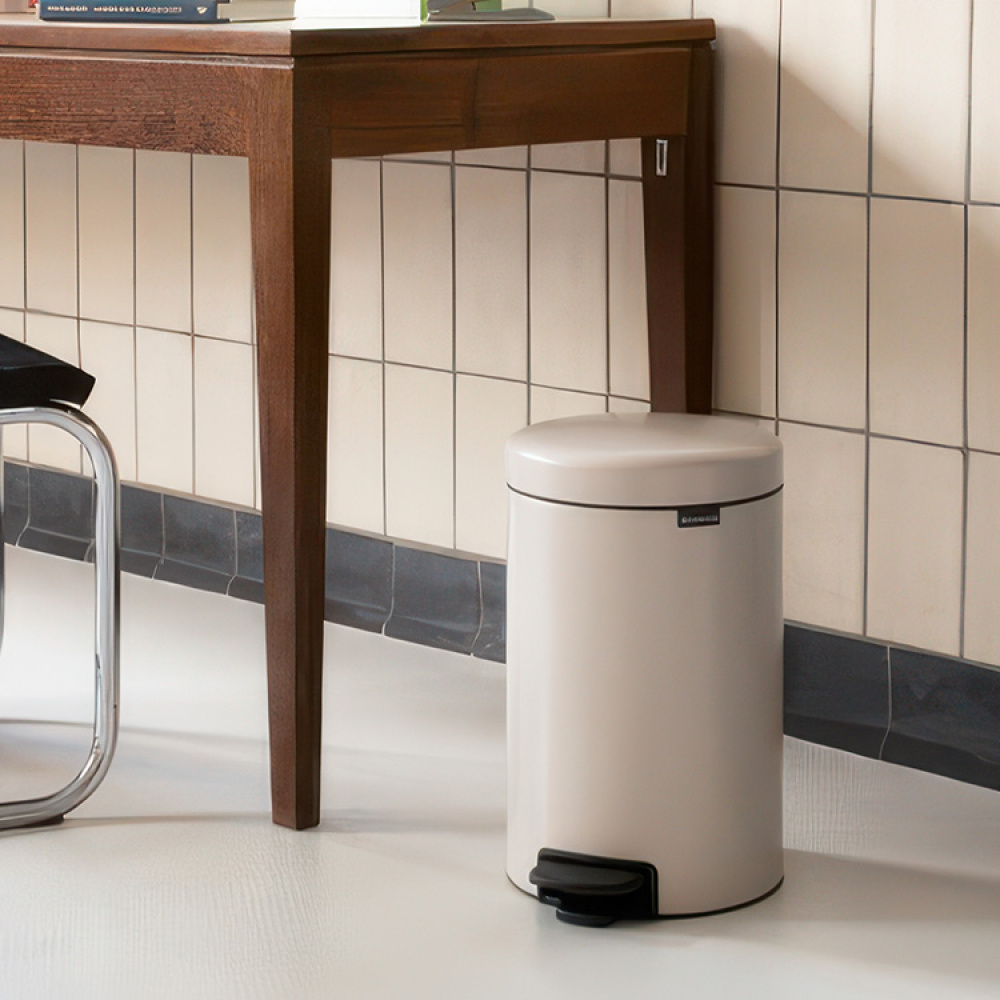 Papperskorg / Pedalhink, 12 L, BRABANTIA NEWICON, Ø 25,1 x H 41,1 cm i gruppen Förvaring / Städförvaring och sopsortering / Sopsortering hos SmartaSaker.se (42366)