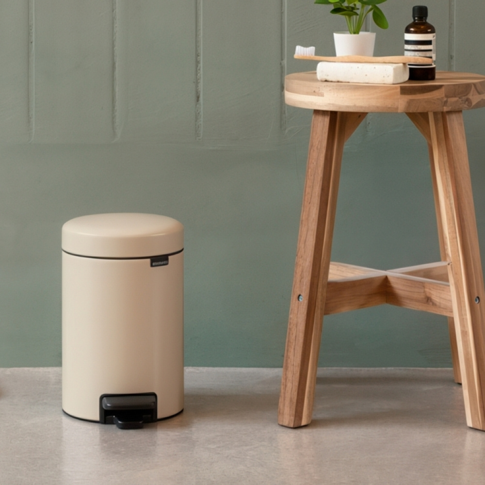 Papperskorg / Pedalhink, 5 L, BRABANTIA NEWICON, Ø 20,5 x H 29,1 cm i gruppen Förvaring / Städförvaring och sopsortering / Sopsortering hos SmartaSaker.se (42370)