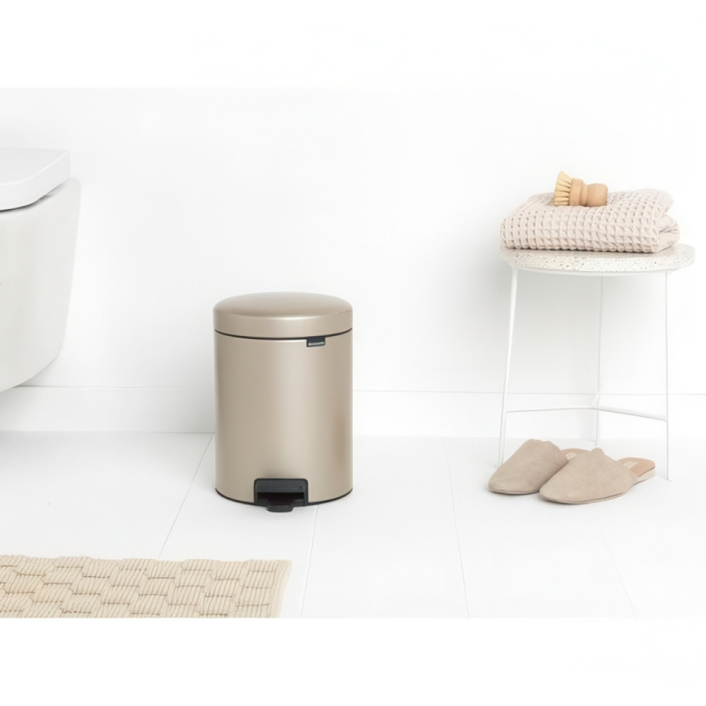 Papperskorg / Pedalhink, 5 L, BRABANTIA NEWICON, Ø 20,5 x H 29,1 cm i gruppen Förvaring / Städförvaring och sopsortering / Sopsortering hos SmartaSaker.se (42370)