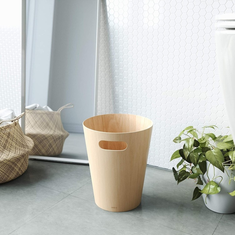 Papperskorg i trä, 7,5 L WOODROW, Ø 23 x H 28 cm, Umbra i gruppen Förvaring / Badrumsförvaring / Papperskorgar hos SmartaSaker.se (42375)