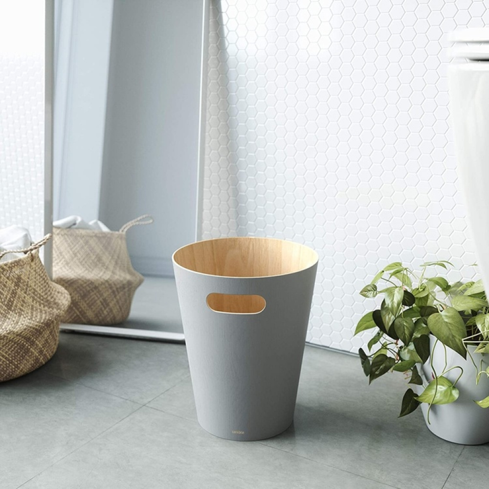 Papperskorg i trä, 7,5 L WOODROW, Ø 23 x H 28 cm, Umbra i gruppen Förvaring / Badrumsförvaring / Papperskorgar hos SmartaSaker.se (42375)
