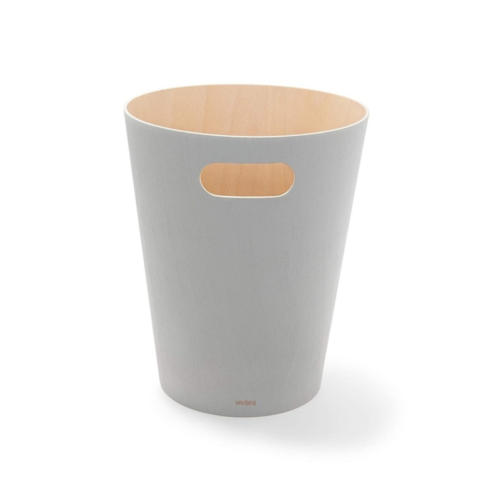 Papperskorg i trä, 7,5 L WOODROW, Ø 23 x H 28 cm, Umbra i gruppen Förvaring / Badrumsförvaring / Papperskorgar hos SmartaSaker.se (42375)