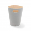 Papperskorg i trä, 7,5 L WOODROW, Ø 23 x H 28 cm, Umbra Papperskorg i trä, 7,5 L WOODROW, Ø 23 x H 28 cm, Umbra