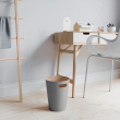 Papperskorg i trä, 7,5 L WOODROW, Ø 23 x H 28 cm, Umbra Papperskorg i trä, 7,5 L WOODROW, Ø 23 x H 28 cm, Umbra