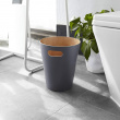 Papperskorg i trä, 7,5 L WOODROW, Ø 23 x H 28 cm. Umbra Papperskorg i trä, 7,5 L WOODROW, Ø 23 x H 28 cm. Umbra