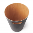 Papperskorg i trä, 7,5 L WOODROW, Ø 23 x H 28 cm. Umbra Papperskorg i trä, 7,5 L WOODROW, Ø 23 x H 28 cm. Umbra
