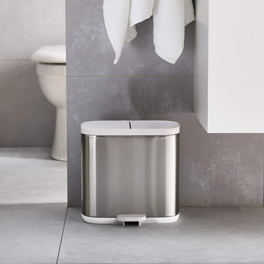 Papperskorg med pedal, 2-delad, SPLIT STEEL RECYCLER, 6 Liter, Joseph Joseph, Silver / Vit i gruppen Förvaring / Städförvaring och sopsortering / Sopsortering hos SmartaSaker.se (42383)