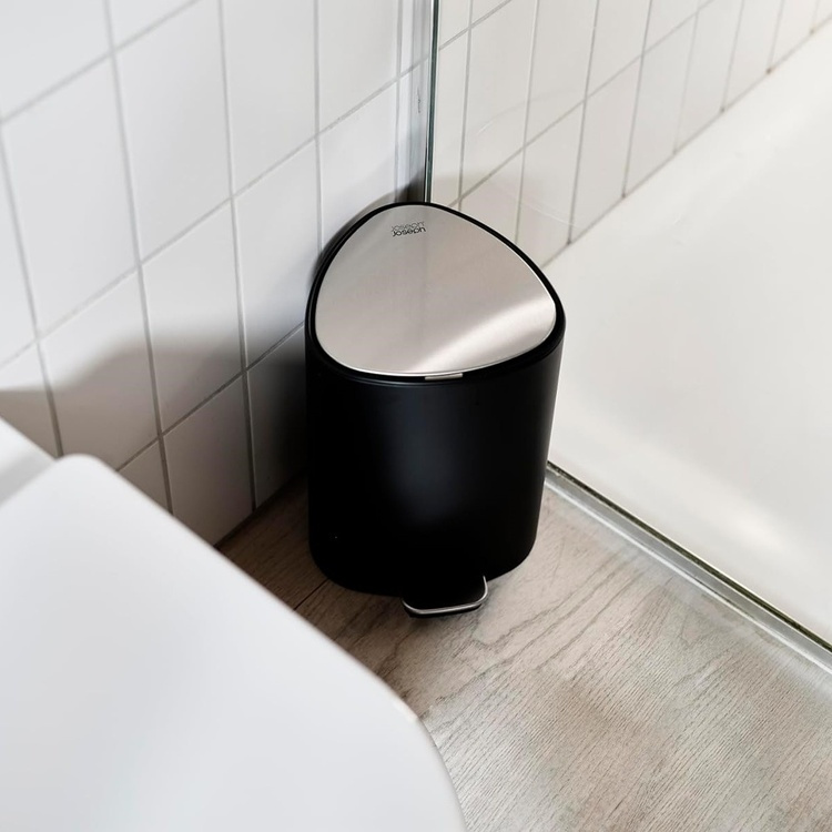 Pedalhink för hörn, 5 L, EASY-STORE PEDAL BIN, Joseph Joseph, Svart / Silver i gruppen Förvaring / Städförvaring och sopsortering / Sopsortering hos SmartaSaker.se (42395)