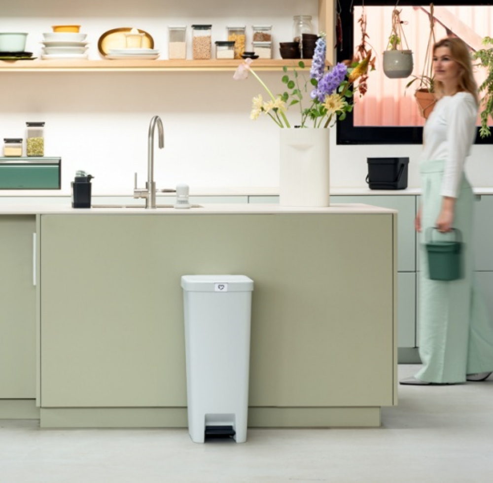 Pedalhink, Hög och smal, 40 L, BRABANTIA SETUP, 35,2 x 28 x H 66,6 cm, Ljusgrå i gruppen Förvaring / Städförvaring och sopsortering / Sopsortering hos SmartaSaker.se (42396)