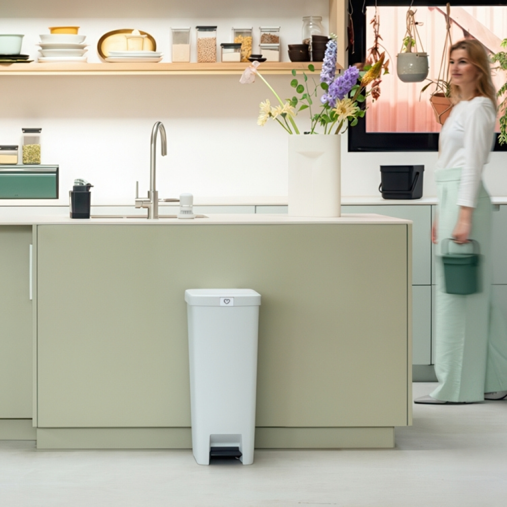 Pedalhink, Hög och smal, 40 L, BRABANTIA SETUP, 35,2 x 28 x H 66,6 cm, Ljusgrå i gruppen Förvaring / Städförvaring och sopsortering / Sopsortering hos SmartaSaker.se (42396)