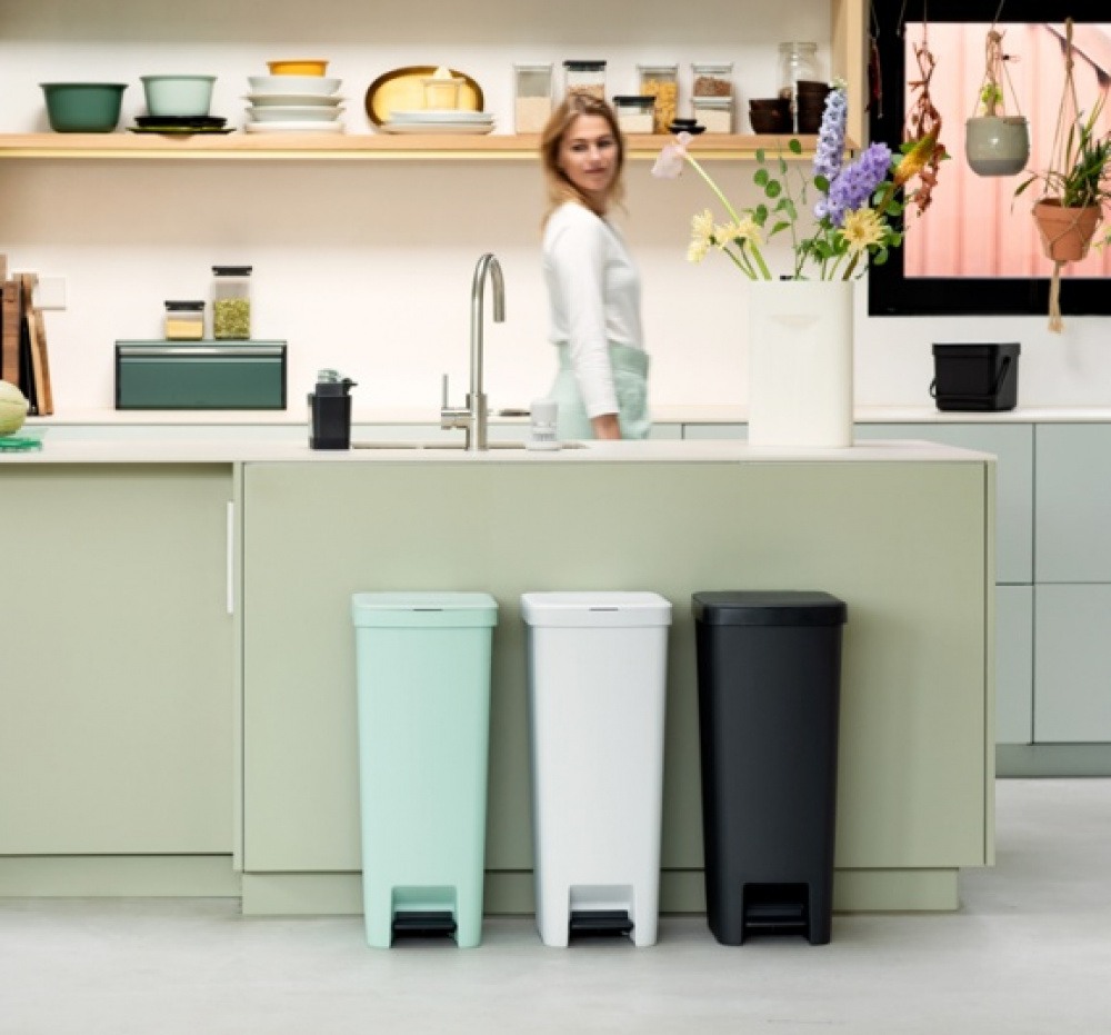 Pedalhink, Hög och smal, 40 L, BRABANTIA SETUP, 35,2 x 28 x H 66,6 cm, Ljusgrå i gruppen Förvaring / Städförvaring och sopsortering / Sopsortering hos SmartaSaker.se (42396)