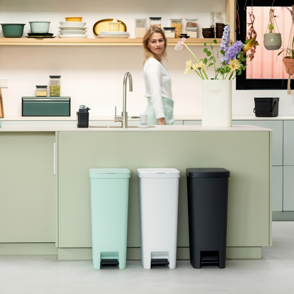 Pedalhink, Hög och smal, 40 L, BRABANTIA SETUP, 35,2 x 28 x H 66,6 cm i gruppen Förvaring / Städförvaring och sopsortering / Sopsortering hos SmartaSaker.se (42398)
