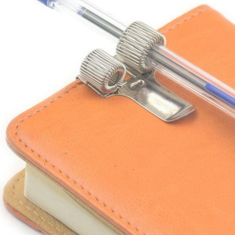 Pennhållare i metall för 2 pennor, DOUBLE PEN CLIP, Silver i gruppen Förvaring / Kontorsmaterial hos SmartaSaker.se (42406)