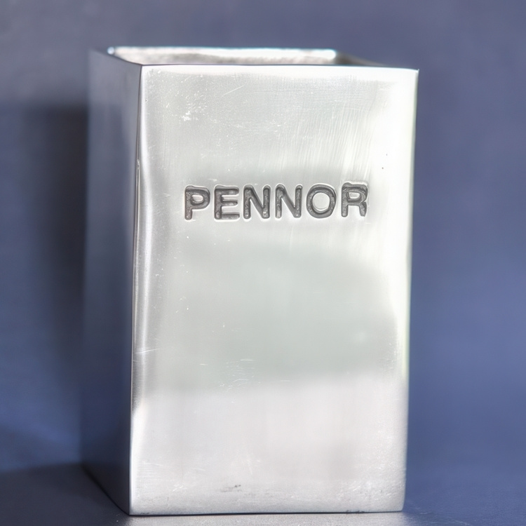 Pennställ i Sandgjuten aluminium, PENNOR, Exmez, 7 x 7 x H 11 cm, Silver i gruppen Förvaring / Kontorsmaterial hos SmartaSaker.se (42412)