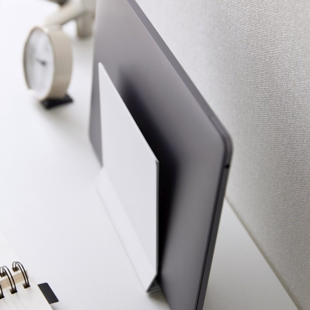 Platsbesparande ställ i metall, TOWER SLIM LAPTOP STAND, Yamazaki, Vit i gruppen Förvaring / Kontorsmaterial hos SmartaSaker.se (42427)