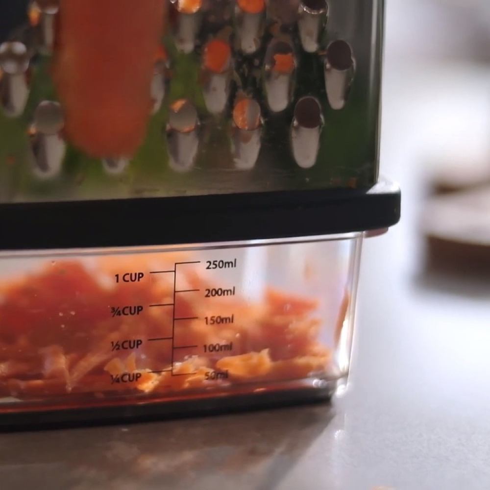 Rivjärn med uppsamlingsskål, MULTI-GRIP GRATER, Joseph Joseph, Silver / Vit / Gul i gruppen Förvaring / Köksförvaring hos SmartaSaker.se (42474)