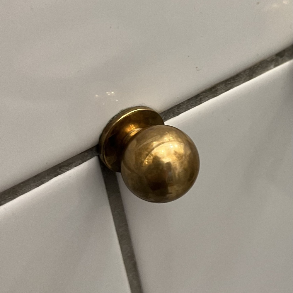 Rund knopp, THE KNOB, Ø 2,4 cm, Polerad mässing i gruppen Förvaring / Hallförvaring / Krokar och hängare hos SmartaSaker.se (42479)