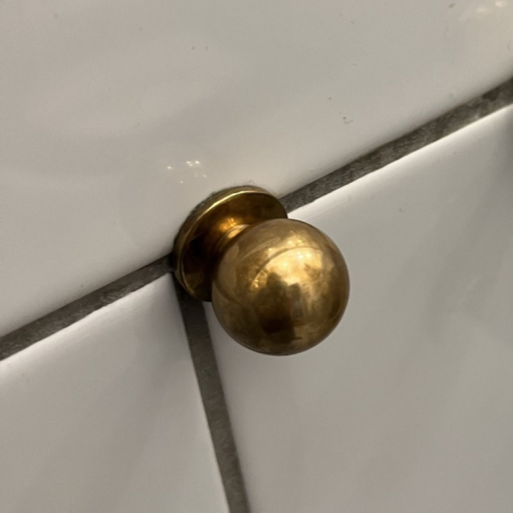 Rund knopp, THE KNOB, Ø 2,4 cm, Polerad mässing i gruppen Förvaring / Hallförvaring / Krokar och hängare hos SmartaSaker.se (42479)