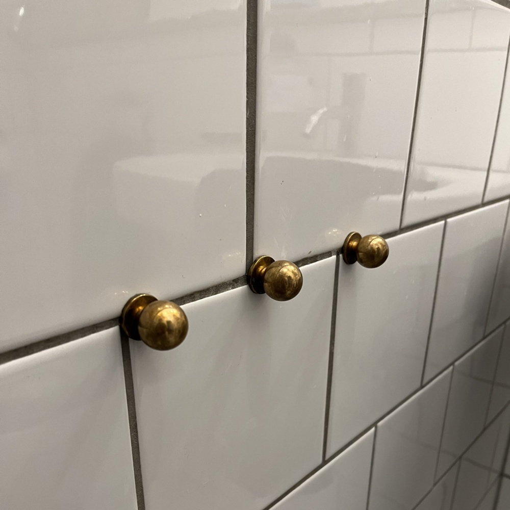 Rund knopp, THE KNOB, Ø 2,4 cm, Polerad mässing i gruppen Förvaring / Hallförvaring / Krokar och hängare hos SmartaSaker.se (42479)