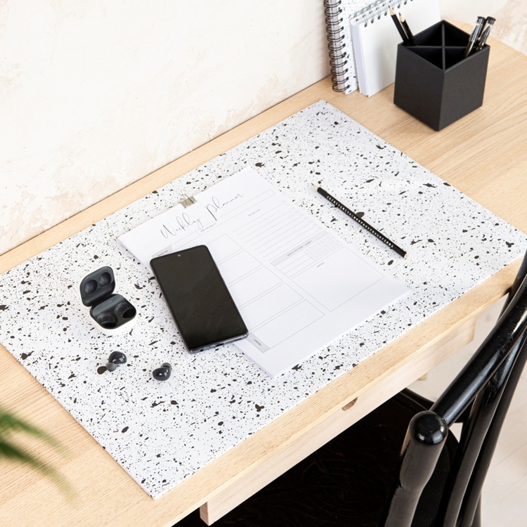Skrivbordsunderlägg i Papperslaminat, BIGSO ANNIE DESK PAD, 59 x 39 cm, Splash Black i gruppen Förvaring / Kontorsmaterial hos SmartaSaker.se (42599-splash-black)