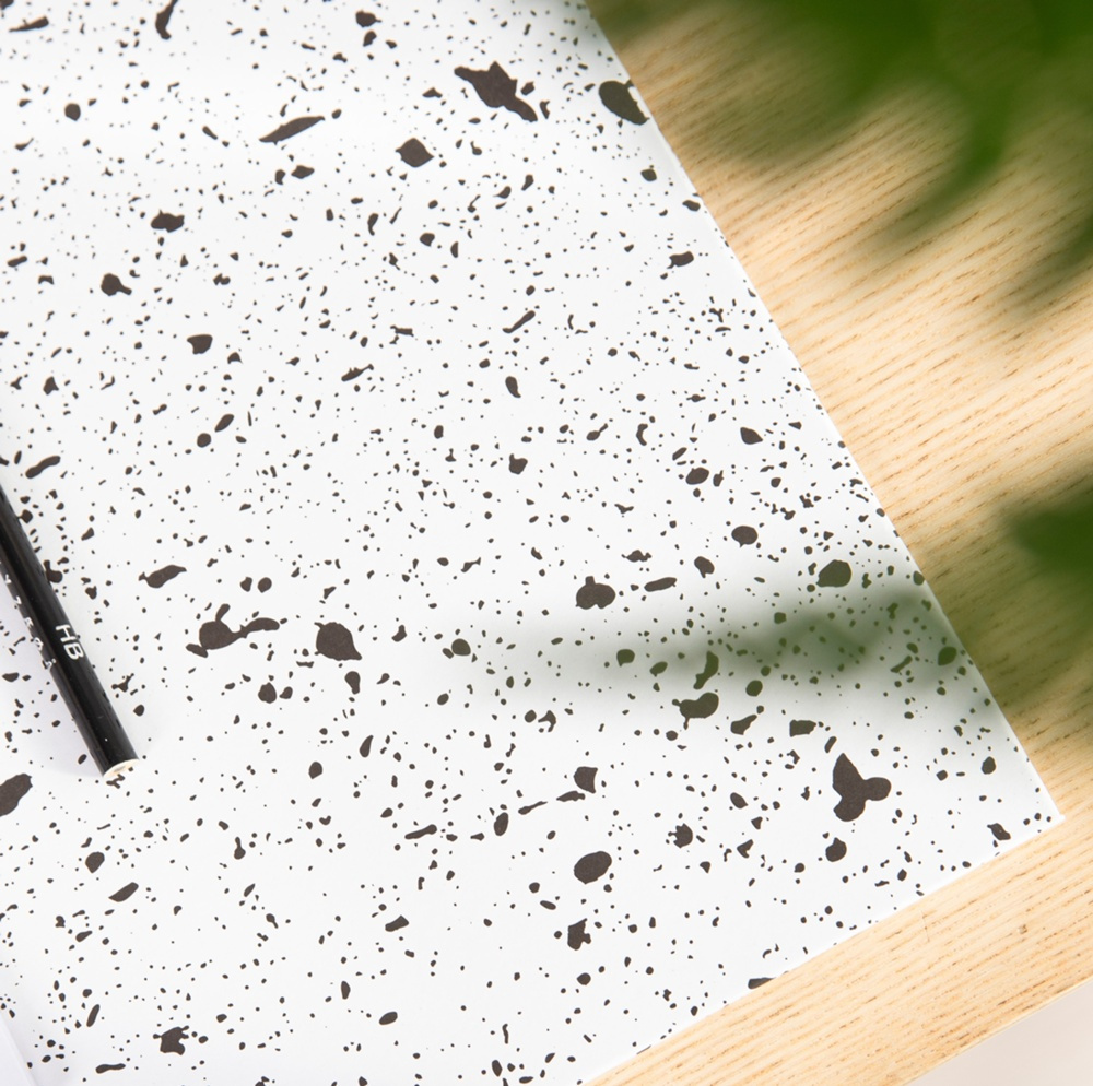 Skrivbordsunderlägg i Papperslaminat, BIGSO ANNIE DESK PAD, 59 x 39 cm, Splash Black i gruppen Förvaring / Kontorsmaterial hos SmartaSaker.se (42599-splash-black)