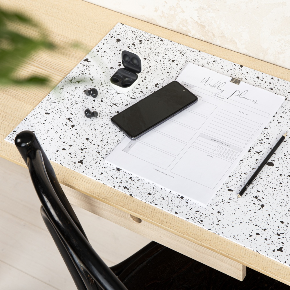 Skrivbordsunderlägg i Papperslaminat, BIGSO ANNIE DESK PAD, 59 x 39 cm, Splash Black i gruppen Förvaring / Kontorsmaterial hos SmartaSaker.se (42599-splash-black)
