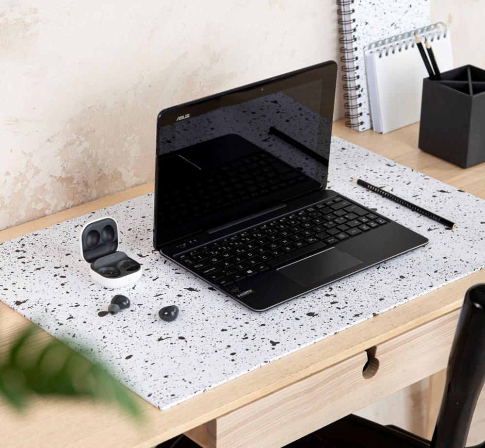 Skrivbordsunderlägg i Papperslaminat, BIGSO ANNIE DESK PAD, 59 x 39 cm, Splash Black i gruppen Förvaring / Kontorsmaterial hos SmartaSaker.se (42599-splash-black)