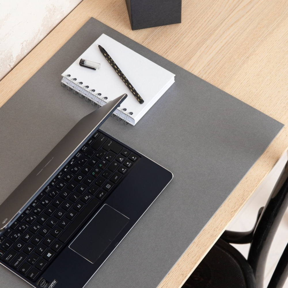 Skrivbordsunderlägg i Papperslaminat, BIGSO ANNIE DESK PAD, 59 x 39 cm i gruppen Förvaring / Kontorsmaterial hos SmartaSaker.se (42599)
