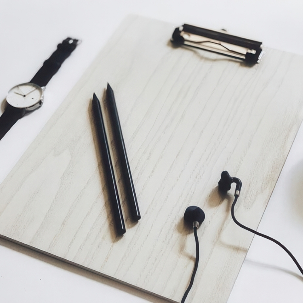 Skrivplatta / Menyplatta i trä, A4, Extra kraftig, DESKSTORE, White Wash i gruppen Förvaring / Kontorsmaterial hos SmartaSaker.se (42603)